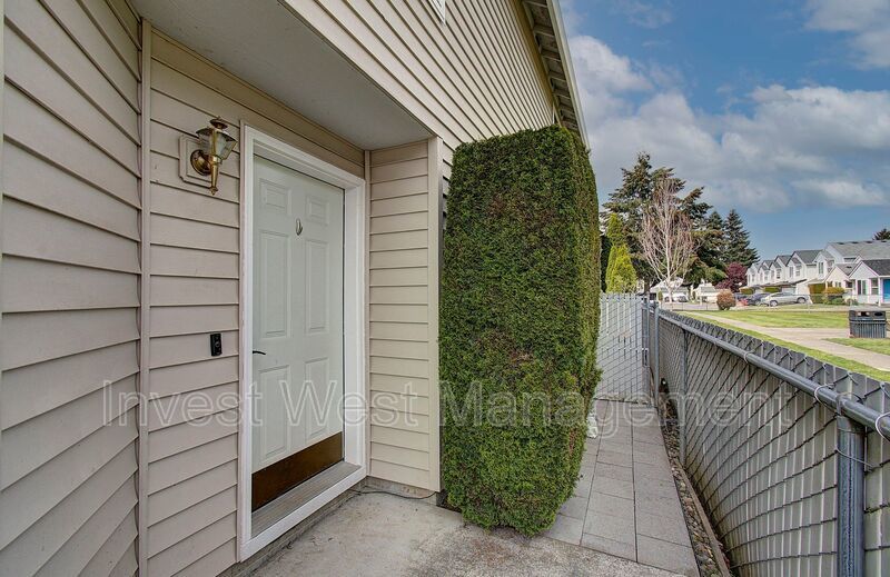 Welcome to this charming 2 bedroom, 2 bathroom house located in Orchards! property image