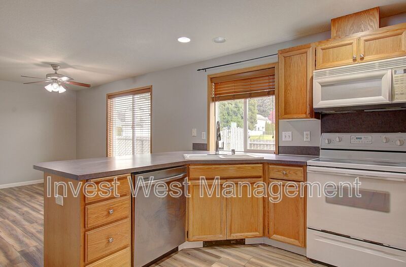 Welcome to this charming 2 bedroom, 2 bathroom house located in Orchards! property image