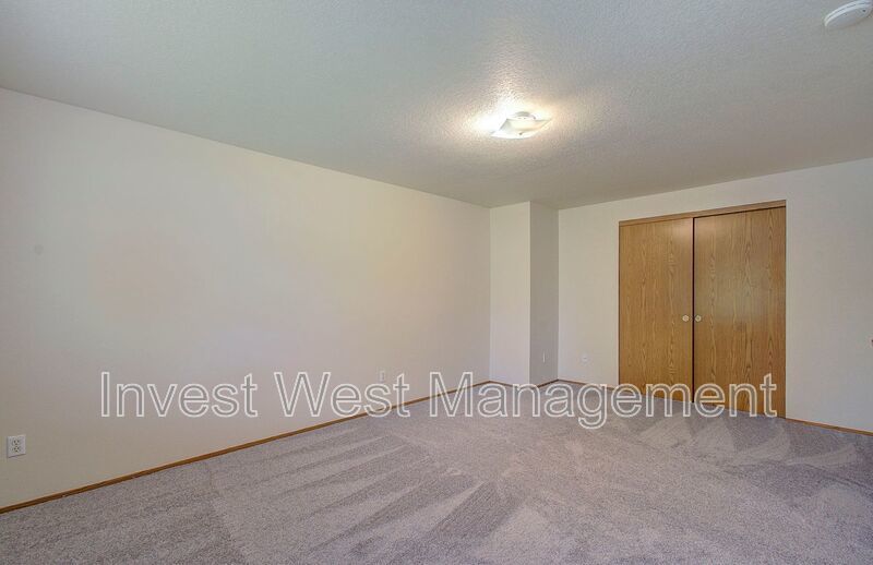 Welcome to this charming 2 bedroom, 2 bathroom house located in Orchards! property image