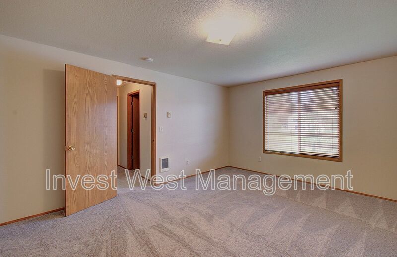 Welcome to this charming 2 bedroom, 2 bathroom house located in Orchards! property image