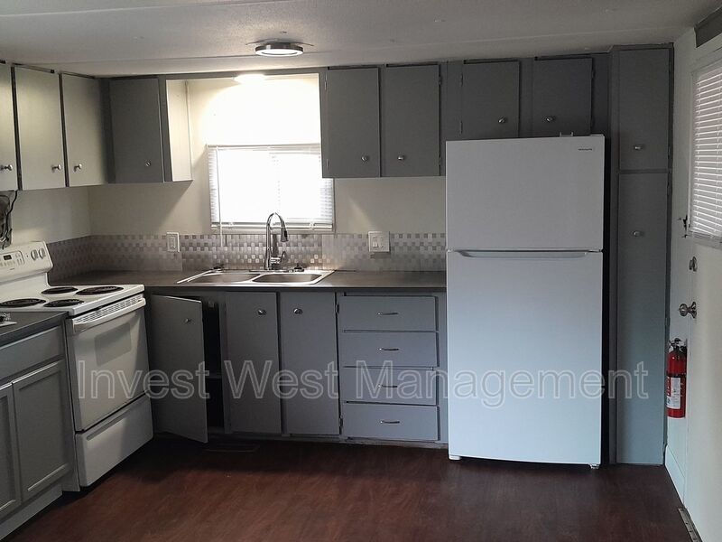 Country Setting Single Wide Manufactured Home Silverbrook RV Park property image