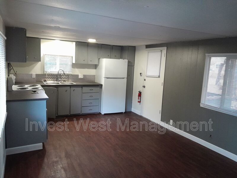 Country Setting Single Wide Manufactured Home Silverbrook RV Park property image
