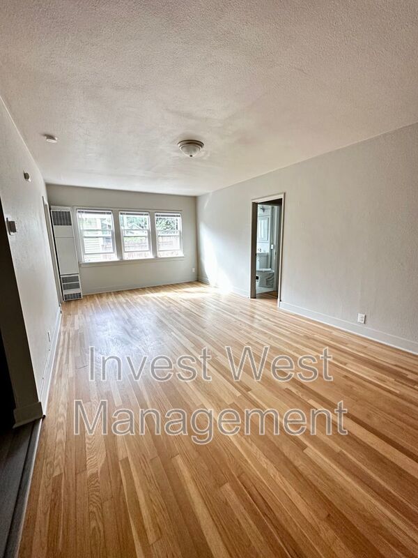 Very Spacious Super Studio In Charming Remodeled Camas Building!! property image