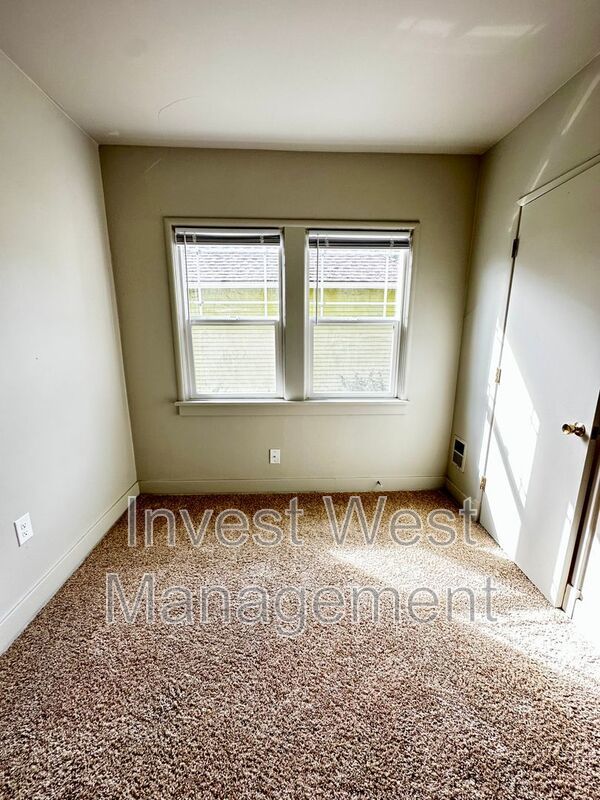 Very Spacious Super Studio In Charming Remodeled Camas Building!! property image