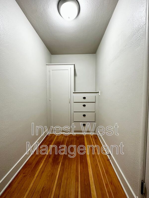 Very Spacious Super Studio In Charming Remodeled Camas Building!! property image