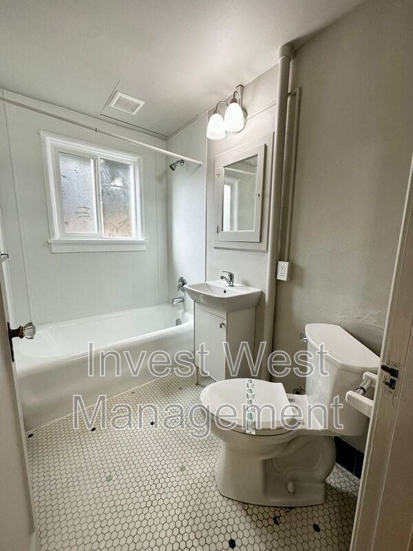 Very Spacious Super Studio In Charming Remodeled Camas Building!! property image