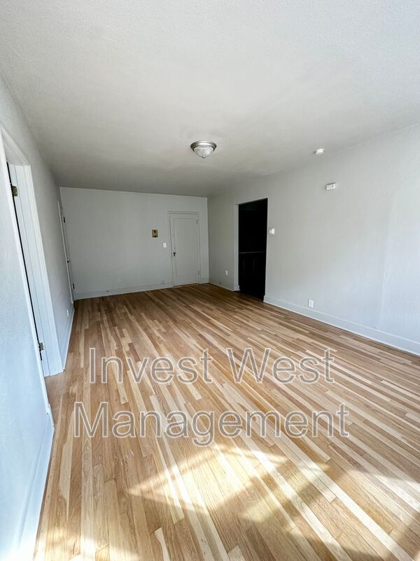 Very Spacious Super Studio In Charming Remodeled Camas Building!! property image