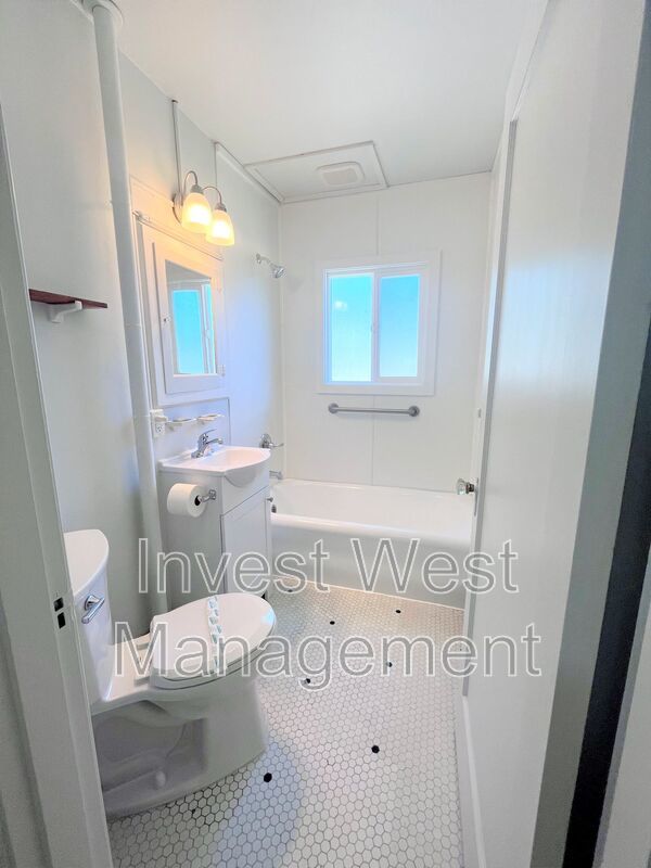Very Spacious Super Studio In Charming Remodeled Camas Building!! property image