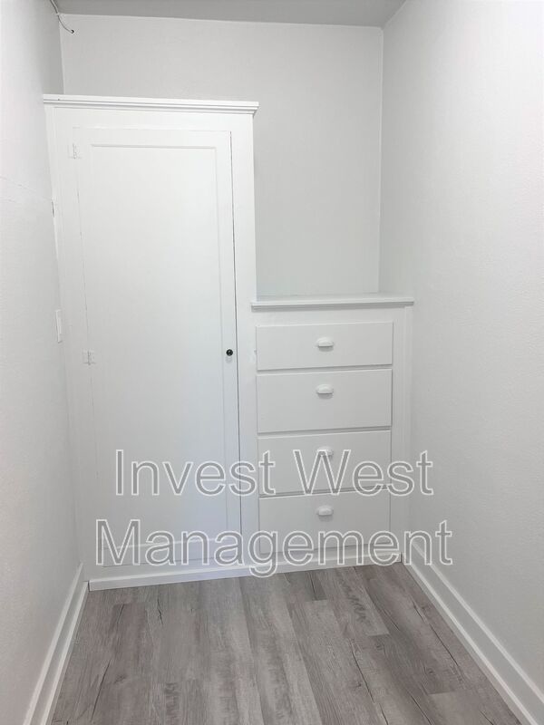 Very Spacious Super Studio In Charming Remodeled Camas Building!! property image