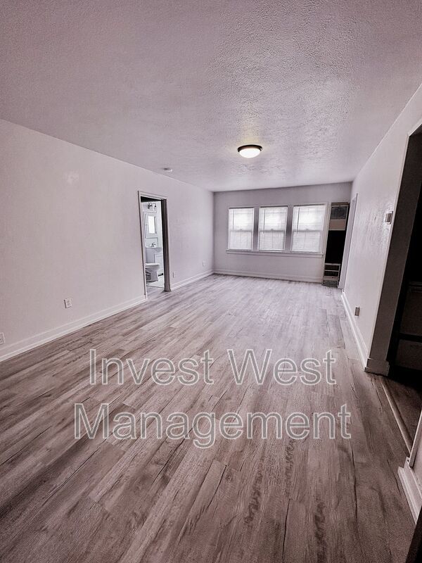Very Spacious Super Studio In Charming Remodeled Camas Building!! property image