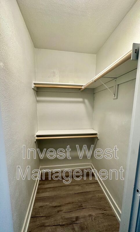 Very Spacious Super Studio In Charming Remodeled Camas Building!! property image
