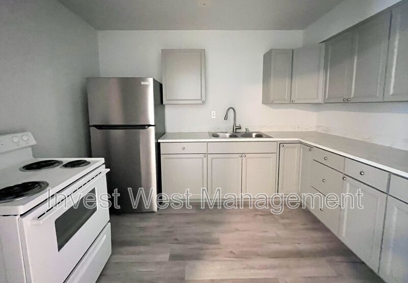 Very Spacious Super Studio In Charming Remodeled Camas Building!! property image