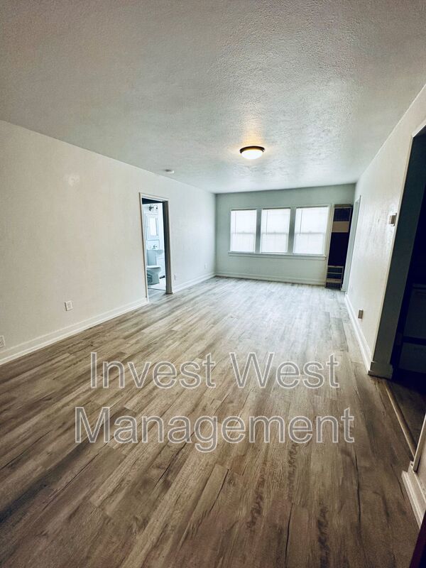 Very Spacious Super Studio In Charming Remodeled Camas Building!! property image