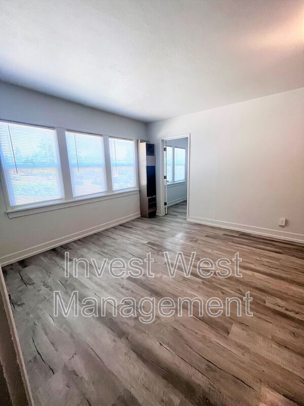 Very Spacious Super Studio In Charming Remodeled Camas Building!! property image
