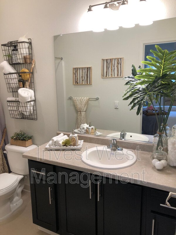 *Move-in Special* (1st Month Rent FREE) 2-bedroom, 2-bathroom with Single Car Garage Included in Rent Price!-3rd Floor Court Yard property image