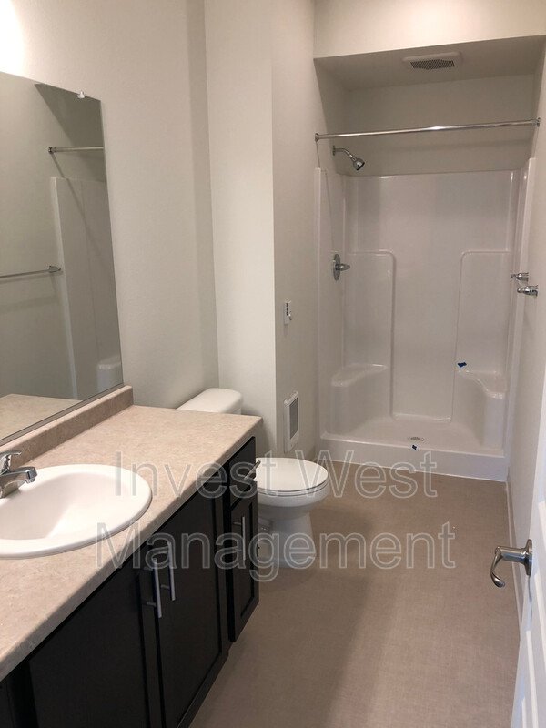 *Move-in Special* (1st Month Rent FREE) 2-bedroom, 2-bathroom with Single Car Garage Included in Rent Price!-3rd Floor Court Yard property image