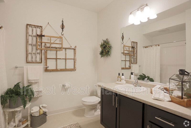 *Move-in Special* (1st Month Rent FREE) 2-bedroom, 2-bathroom with Single Car Garage Included in Rent Price!-3rd Floor Court Yard property image