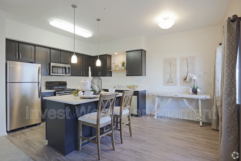 *Move-in Special* (1st Month Rent FREE) 2-bedroom, 2-bathroom with Single Car Garage Included in Rent Price!-3rd Floor Court Yard property image