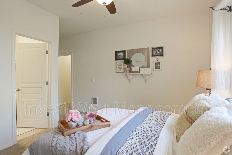 *Move-in Special* (1st Month Rent FREE) 2-bedroom, 2-bathroom with Single Car Garage Included in Rent Price!-3rd Floor Court Yard property image