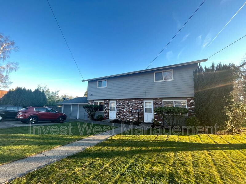 DESIRABLE CAMAS 2 BR, 1.5 BATH TOWNHOUSE STYLE DUPLEX- LARGE YARD- GARAGE- PET FRIENDLY! property image