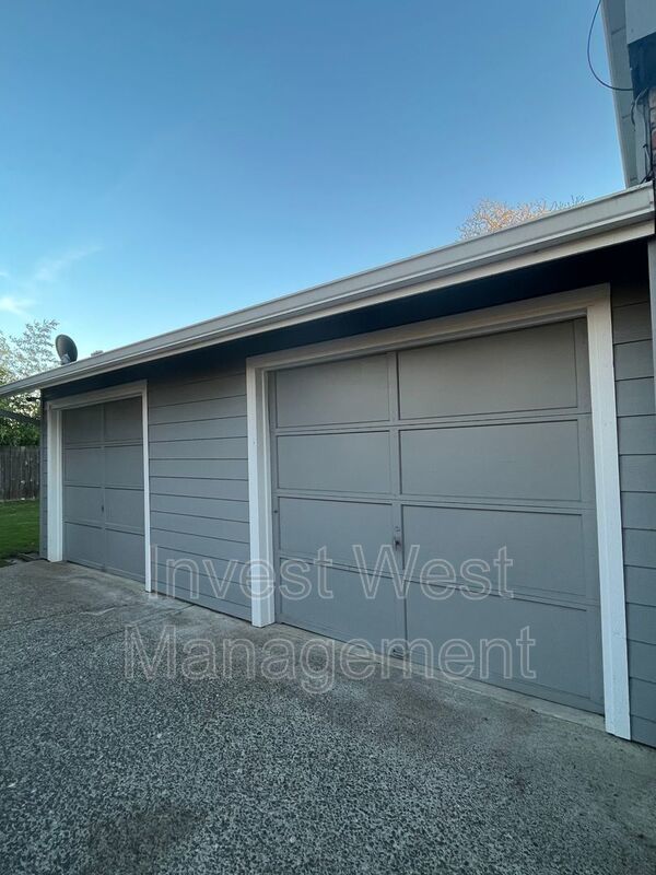 DESIRABLE CAMAS 2 BR, 1.5 BATH TOWNHOUSE STYLE DUPLEX- LARGE YARD- GARAGE- PET FRIENDLY! property image