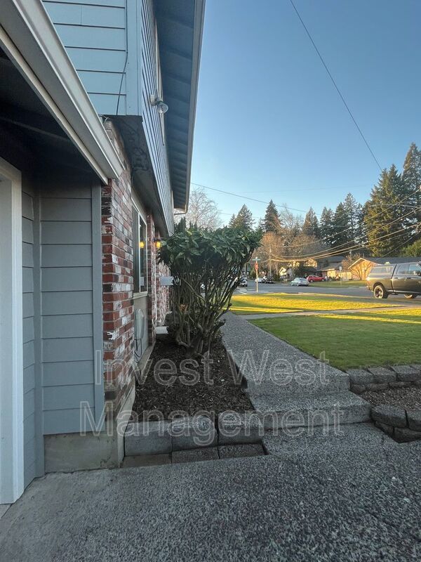 DESIRABLE CAMAS 2 BR, 1.5 BATH TOWNHOUSE STYLE DUPLEX- LARGE YARD- GARAGE- PET FRIENDLY! property image