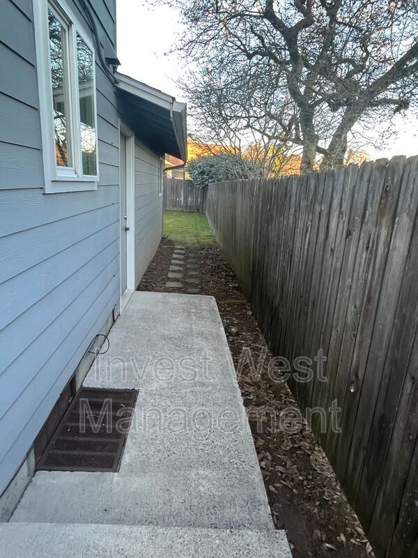 DESIRABLE CAMAS 2 BR, 1.5 BATH TOWNHOUSE STYLE DUPLEX- LARGE YARD- GARAGE- PET FRIENDLY! property image