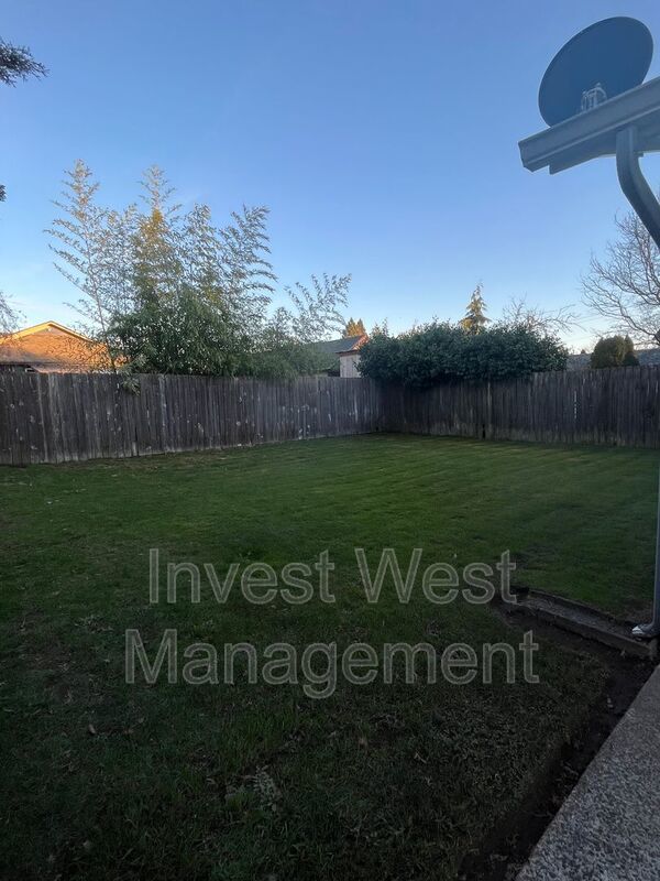 DESIRABLE CAMAS 2 BR, 1.5 BATH TOWNHOUSE STYLE DUPLEX- LARGE YARD- GARAGE- PET FRIENDLY! property image