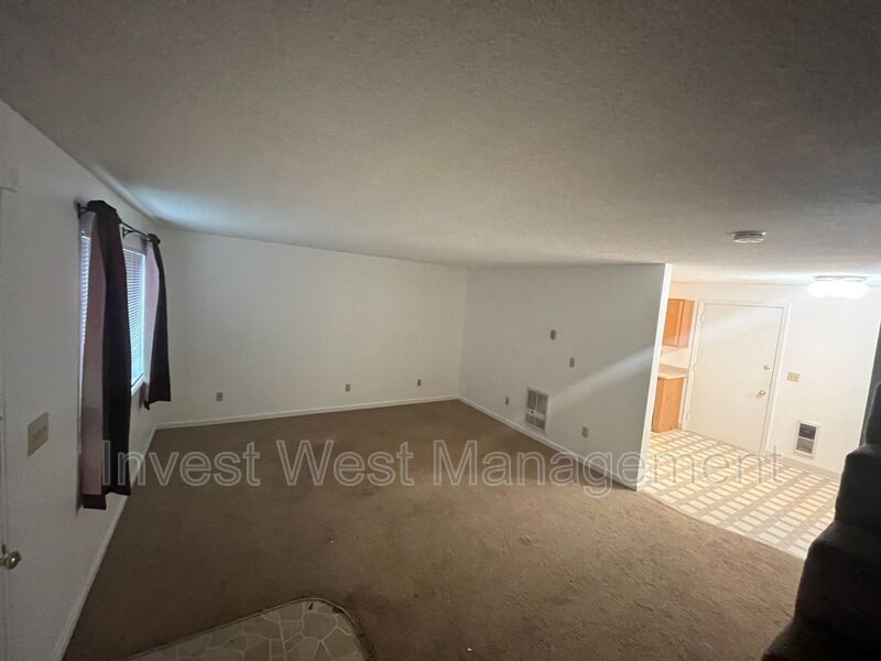 DESIRABLE CAMAS 2 BR, 1.5 BATH TOWNHOUSE STYLE DUPLEX- LARGE YARD- GARAGE- PET FRIENDLY! property image