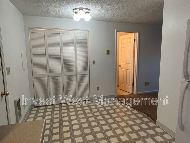 DESIRABLE CAMAS 2 BR, 1.5 BATH TOWNHOUSE STYLE DUPLEX- LARGE YARD- GARAGE- PET FRIENDLY! property image