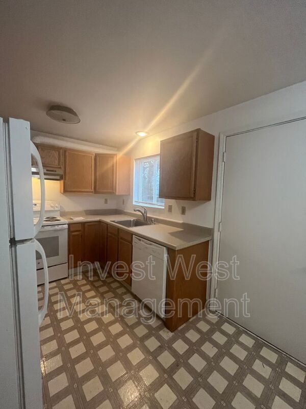 DESIRABLE CAMAS 2 BR, 1.5 BATH TOWNHOUSE STYLE DUPLEX- LARGE YARD- GARAGE- PET FRIENDLY! property image