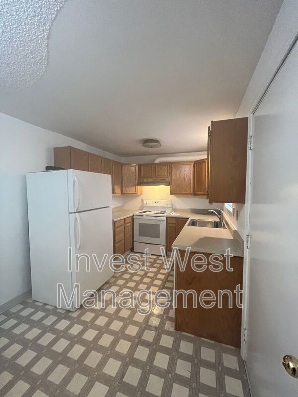 DESIRABLE CAMAS 2 BR, 1.5 BATH TOWNHOUSE STYLE DUPLEX- LARGE YARD- GARAGE- PET FRIENDLY! property image