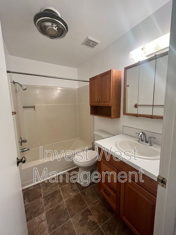 DESIRABLE CAMAS 2 BR, 1.5 BATH TOWNHOUSE STYLE DUPLEX- LARGE YARD- GARAGE- PET FRIENDLY! property image