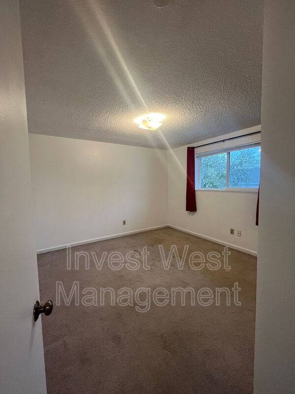 DESIRABLE CAMAS 2 BR, 1.5 BATH TOWNHOUSE STYLE DUPLEX- LARGE YARD- GARAGE- PET FRIENDLY! property image