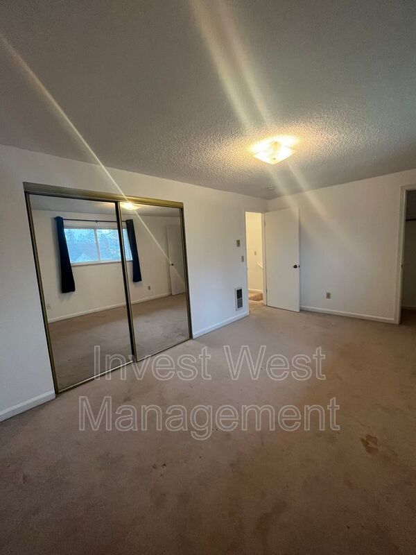 DESIRABLE CAMAS 2 BR, 1.5 BATH TOWNHOUSE STYLE DUPLEX- LARGE YARD- GARAGE- PET FRIENDLY! property image