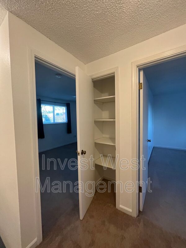 DESIRABLE CAMAS 2 BR, 1.5 BATH TOWNHOUSE STYLE DUPLEX- LARGE YARD- GARAGE- PET FRIENDLY! property image