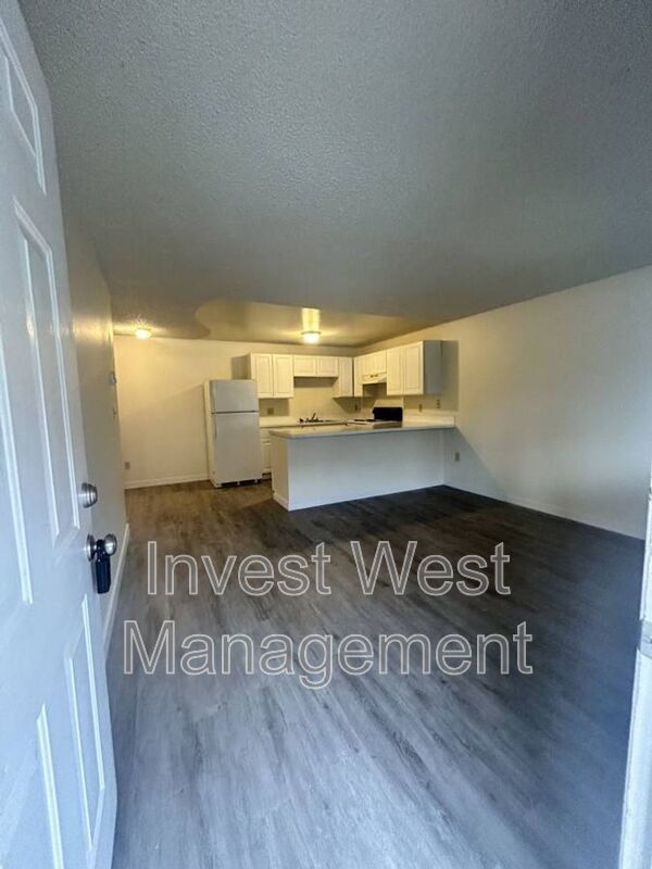 Cute Upper Level One Bedroom At Oak Terrace!! property image