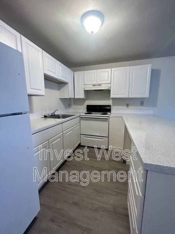 Cute Upper Level One Bedroom At Oak Terrace!! property image