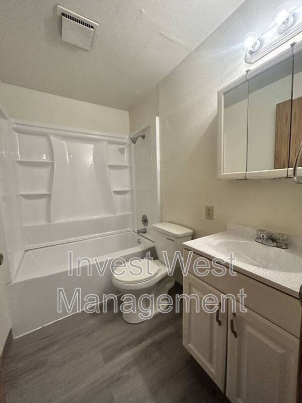 Cute Upper Level One Bedroom At Oak Terrace!! property image