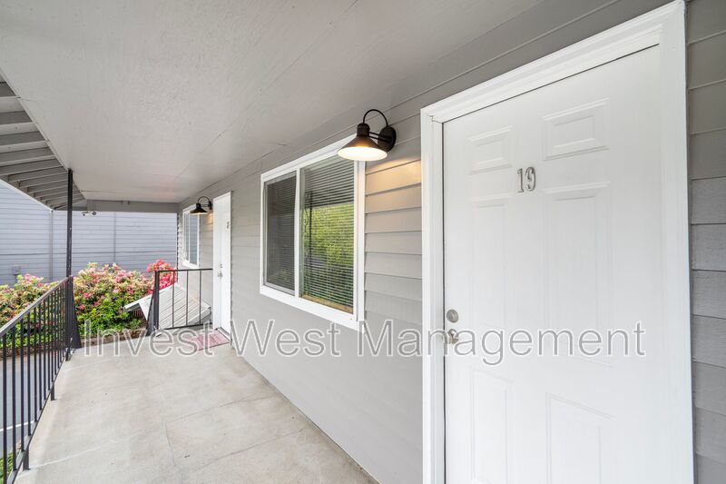 Stylish Upper Level Apartment ! property image